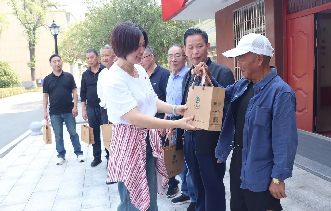 绿之韵集团党委开展“传承温暖与关怀”主题党日活动