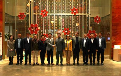 俄中友好协会来访 参观同仁堂知嘛健康零号店并交流座谈