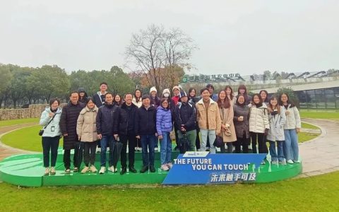 新加坡国立大学产业游学团到访安利植物研发中心