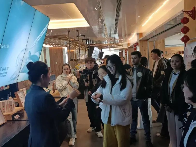 清华苏世民书院师生走进同仁堂 被中式养生文化“圈粉”