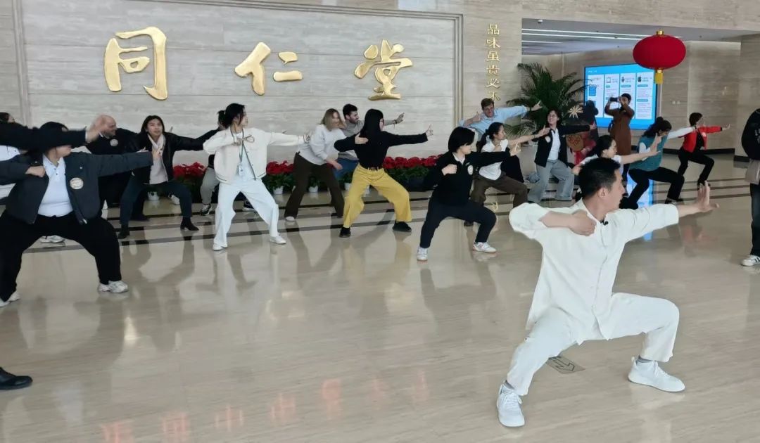 清华苏世民书院师生走进同仁堂 被中式养生文化“圈粉”