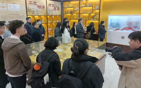 清华苏世民书院师生走进同仁堂 被中式养生文化“圈粉”