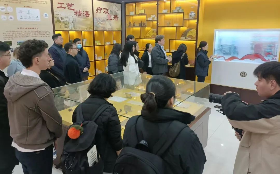 清华苏世民书院师生走进同仁堂 被中式养生文化“圈粉”