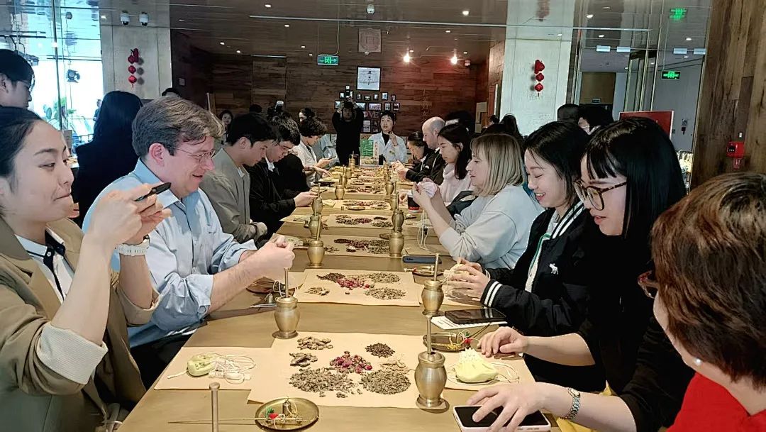 清华苏世民书院师生走进同仁堂 被中式养生文化“圈粉”