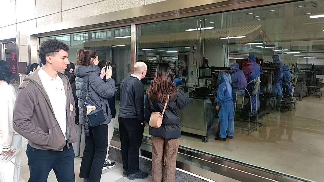 清华苏世民书院师生走进同仁堂 被中式养生文化“圈粉”