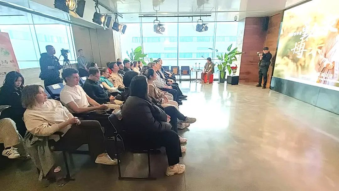 清华苏世民书院师生走进同仁堂 被中式养生文化“圈粉”