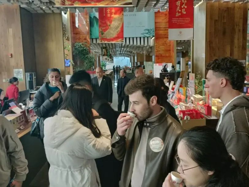 清华苏世民书院师生走进同仁堂 被中式养生文化“圈粉”