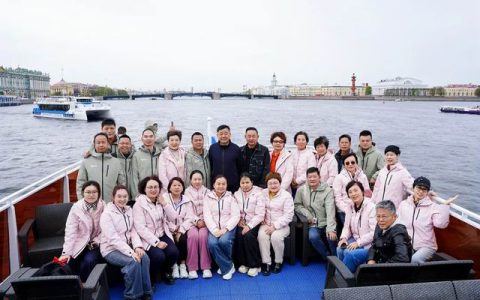 继续尊享俄罗斯之旅 安惠人游涅瓦河看夏宫