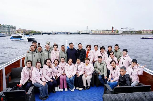 继续尊享俄罗斯之旅 安惠人游涅瓦河看夏宫