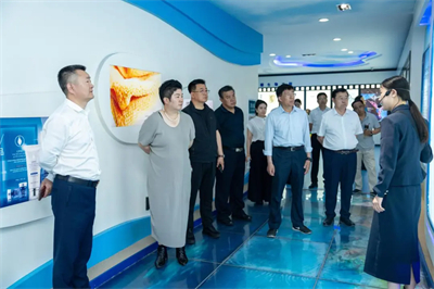 全国中老年网总编杜洁率团考察卫康 共探康养产业创新