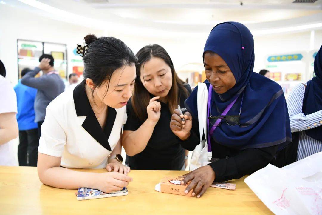 同仁堂为东南亚及非洲国家医疗保障研修班学员开启中医药文化之旅