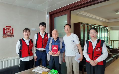 传承红色基因 致敬革命前辈——安惠团员青年慰问石超老人