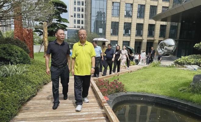 安化县政协主席胡能华一行莅临绿之韵中心调研
