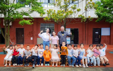 张雨绮姜超探访安利健康童乐园 关注乡村儿童