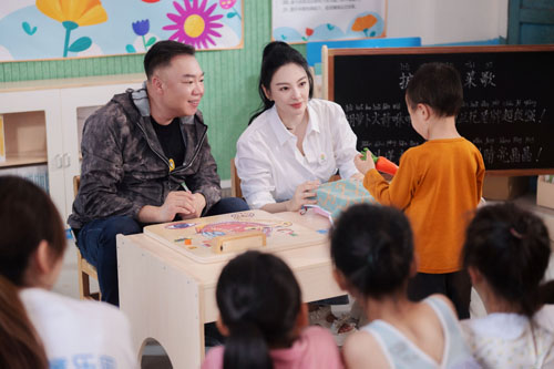 张雨绮姜超探访安利健康童乐园 关注乡村儿童
