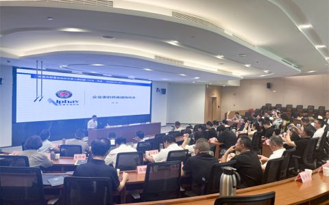 安惠董事长陈惠在全省光彩事业组织负责人培训班授课
