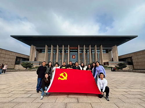 罗麦科技组织观看阅兵仪式，以企业担当传承红色信仰