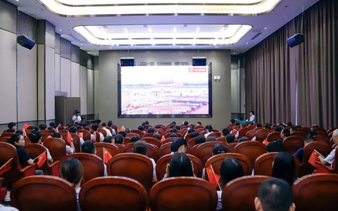 理想华莱职工观看纪念中国人民抗日战争暨世界反法西斯战争胜利80周年大会