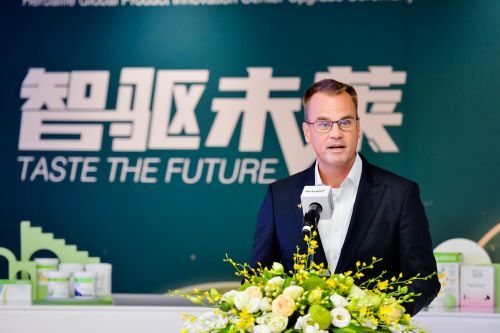 (康宝莱全球首席运营官Troy Hicks在揭幕仪式上发言)