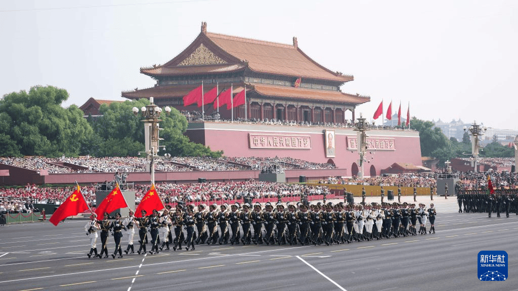 福能源组织全体员工集体观看纪念抗战胜利80周年大会阅兵盛典直播