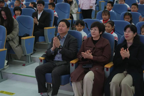 崇文承善，与艾同行 艾多美向烟台高新区崇文小学捐赠4万余元桌椅