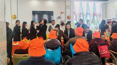 理想华莱党委组织党员、员工、茶商代表共同开展敬老慰问活动