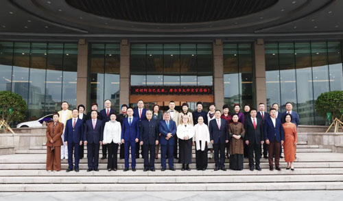 阿尔巴尼亚、摩尔多瓦外交官莅临参观安然