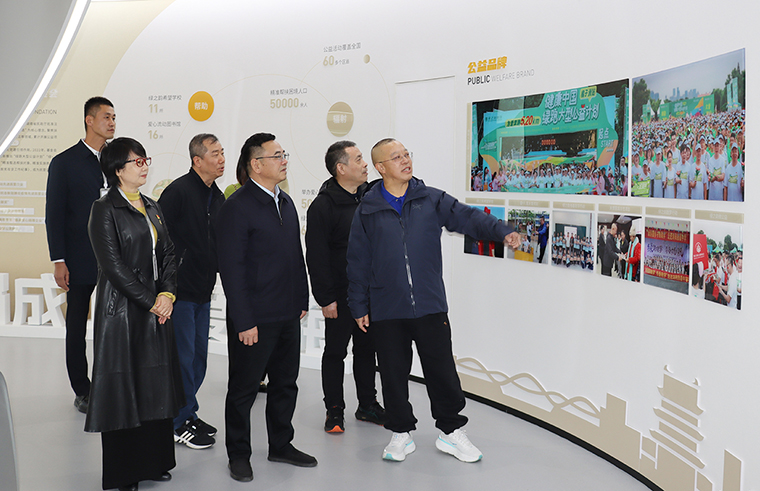 长沙市人大常委会副主任李伟群一行莅临绿之韵中心调研