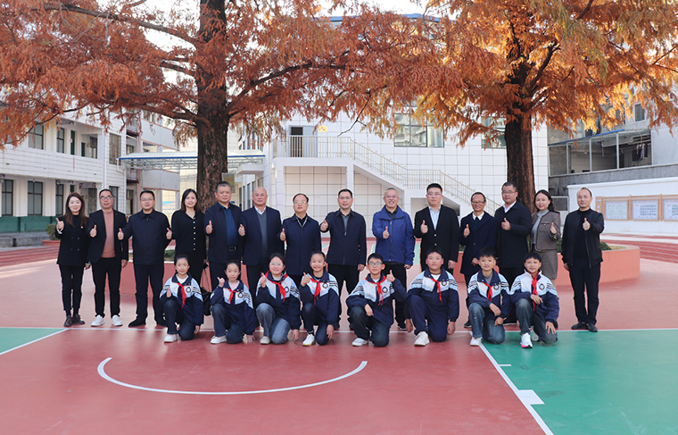 绿之韵捐赠20万善款助力乡村教育，700套“可躺式课桌椅”让孩子舒心午睡