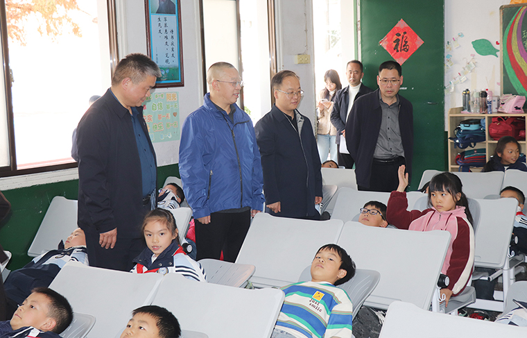 绿之韵捐赠20万善款助力乡村教育，700套“可躺式课桌椅”让孩子舒心午睡