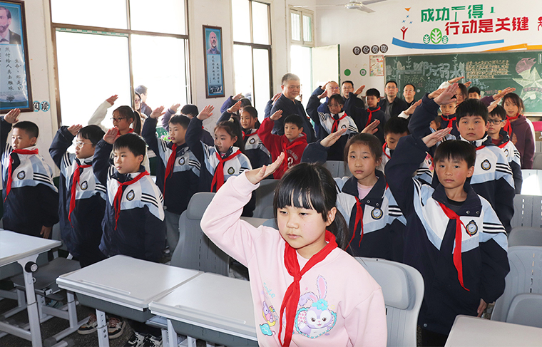 绿之韵捐赠20万善款助力乡村教育，700套“可躺式课桌椅”让孩子舒心午睡