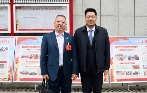 绿之韵胡均安出席安化十八届人大第六次会议