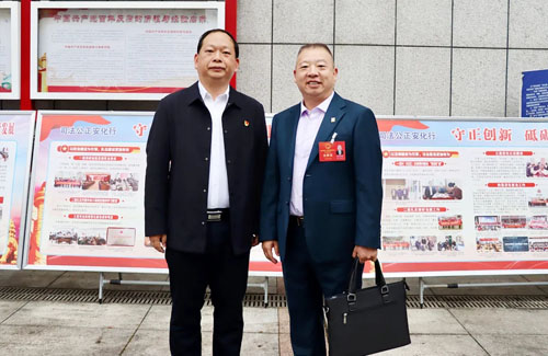 绿之韵胡均安出席安化十八届人大第六次会议
