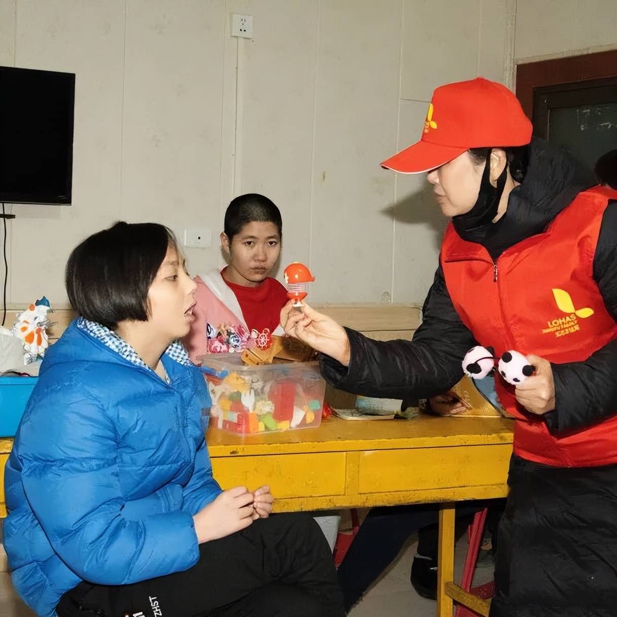 圃美多乐活幸福家暖光行动再次启程，走进高陵手牵手特教中心，用行动传递公益力量