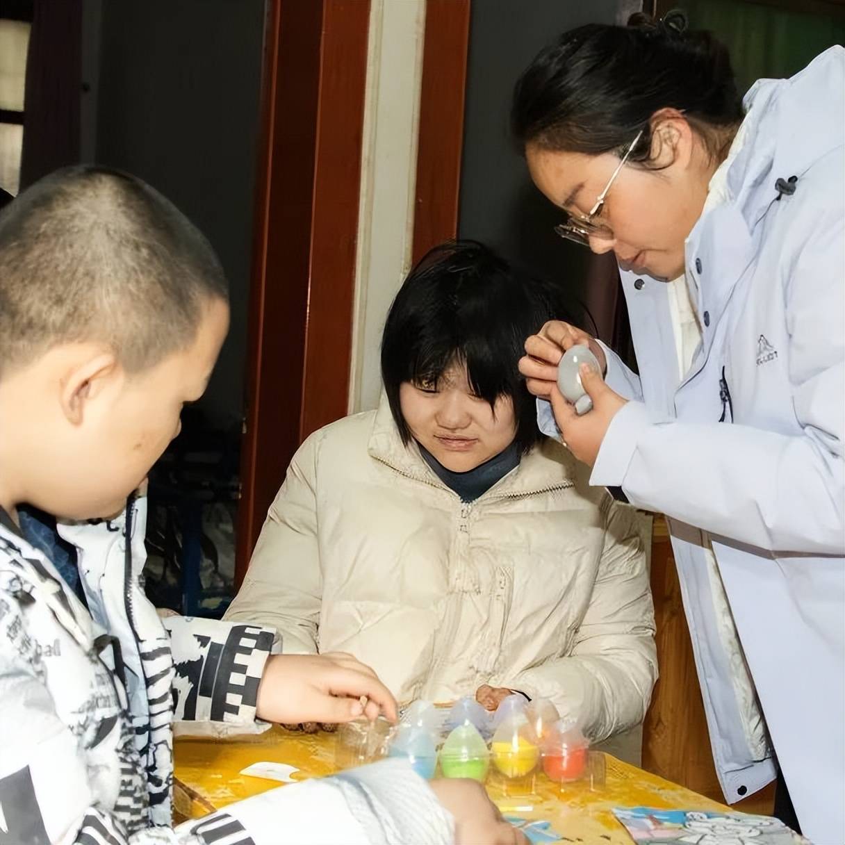 圃美多乐活幸福家暖光行动再次启程，走进高陵手牵手特教中心，用行动传递公益力量