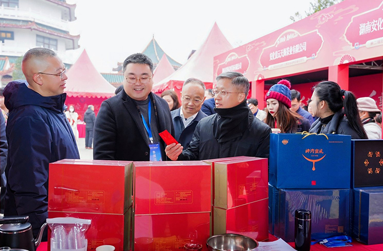 绿之韵胡国安董事长参加第二届致安优品推介会暨湖南致福年货节启动仪式，绿之韵特色产品获赞誉