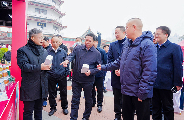 绿之韵胡国安董事长参加第二届致安优品推介会暨湖南致福年货节启动仪式，绿之韵特色产品获赞誉