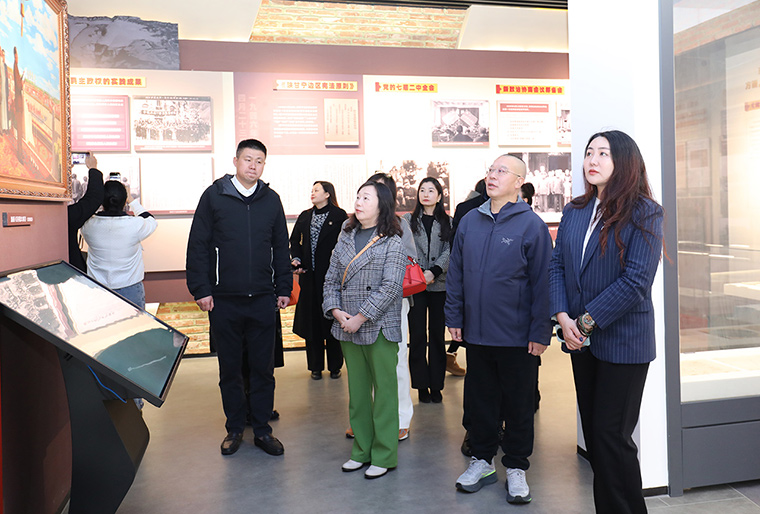 长沙市政协港澳委员一行走进圭塘河宪法公园开展主题活动