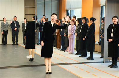 绿之韵集团2026高端商务礼仪培训暨红酒品鉴会圆满举行