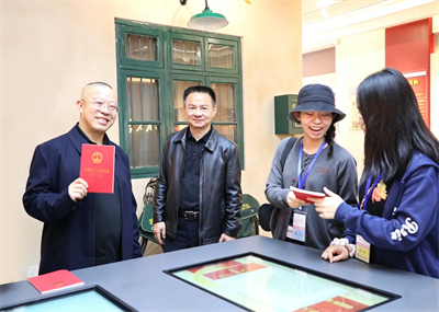 绿之韵董事长胡国安助力港湘交流 香港大学生团访长沙宪法公园