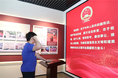 绿之韵董事长胡国安助力港湘交流 香港大学生团访长沙宪法公园