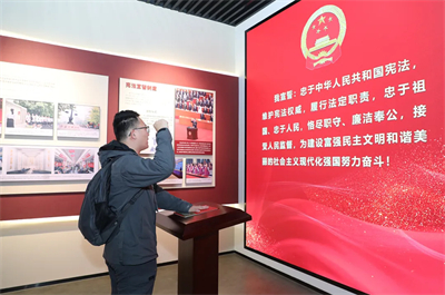 绿之韵董事长胡国安助力港湘交流 香港大学生团访长沙宪法公园