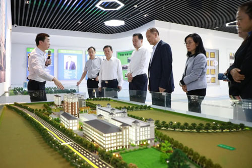 江苏省政协副主席杨岳一行莅临安发生物考察