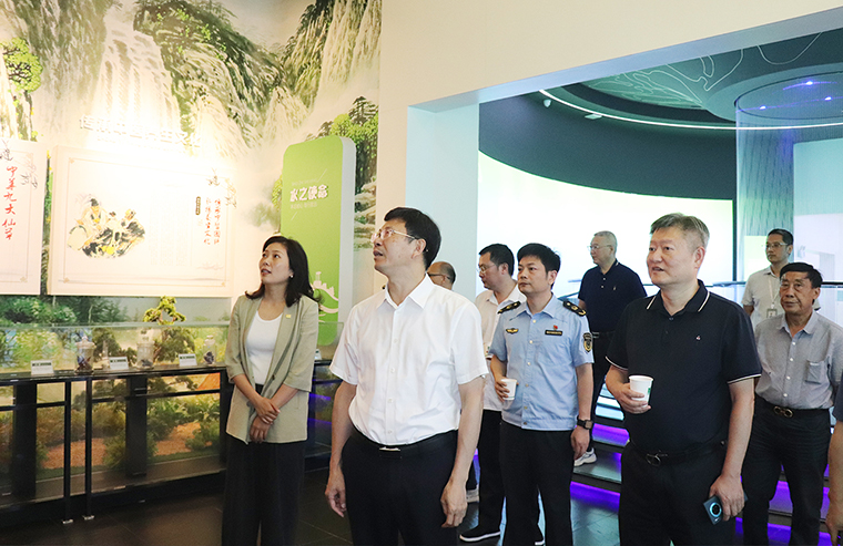 长沙市政协副主席黄锋一行莅临绿之韵集团督导食品安全工作