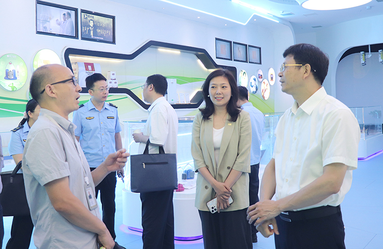 长沙市政协副主席黄锋一行莅临绿之韵集团督导食品安全工作