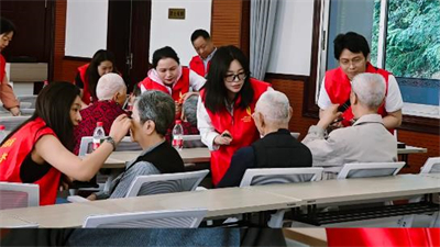 圃美多乐活走进南岸区社会福利中心开展敬老慰问公益活动