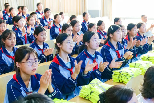 艾多美走进潍坊寒亭区学校捐赠“护行安全包”