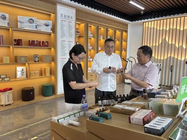 聚焦康养 炎帝董事长带队参访李时珍国灸集团