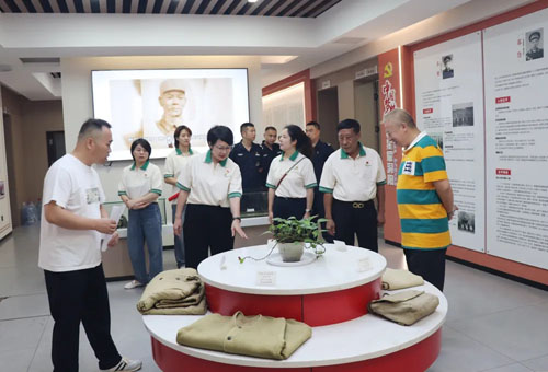 绿之韵集团党委开展“八一”主题慰问活动