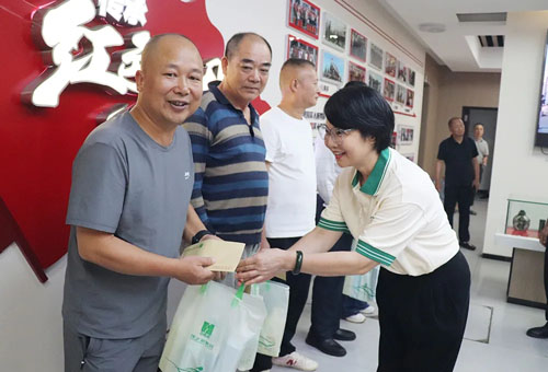 绿之韵集团党委开展“八一”主题慰问活动